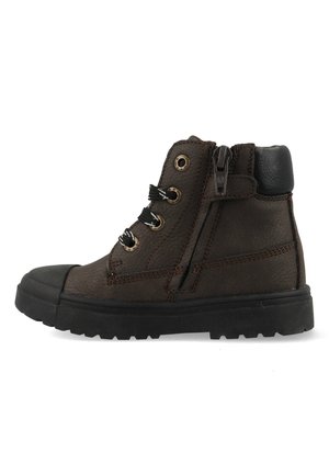 Bottine en cuir marron avec un capuchon en caoutchouc, des œillets en métal et une fermeture éclair sur le côté. Tige texturée avec des accents noirs contrastants et une semelle épaisse.