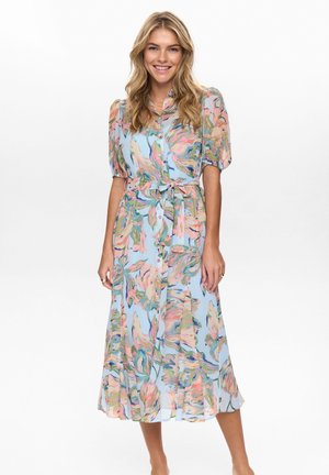 Kwiecista sukienka midi w jasnoniebieskim kolorze z pastelowymi różowymi i zielonymi wzorami. Posiada krótkie bufiaste rękawy, guziki z przodu oraz pasek wiązany w talii.