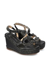 Sandales compensées noires avec une plateforme tressée texturée, présentant des brides ornées sur le pied et une finition supérieure lisse.