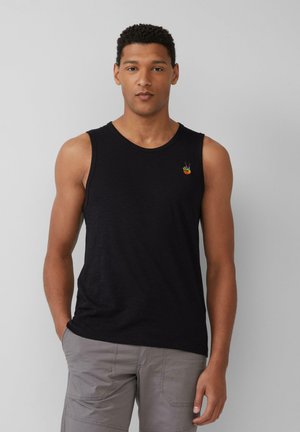 Schwarzes ärmelloses Tanktop aus leichtem Stoff, mit einem kleinen, mehrfarbigen Aufdruck auf der linken Brust. Schlichtes, lässiges Design.