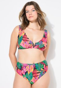 Kleurige bikini met een diepe V-hals top en een hooggeknipte onderkant, voorzien van levendige tropische bladerenpatronen in roze, groen en geel.