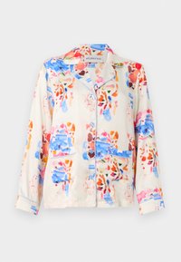 Cămașă de pijama din bumbac cu o bază de crem deschis, având un model floral abstract în nuanțe de albastru, roz și portocaliu, și piping albastru la guler și buzunare.