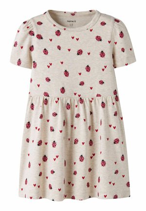 Robe beige à manches courtes pour tout-petit avec taille froncée, décorée de motifs de coccinelles rouges et petits cœurs rouges partout.