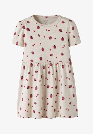 Robe beige à manches courtes pour tout-petit avec taille froncée, décorée de motifs de coccinelles rouges et petits cœurs rouges partout.