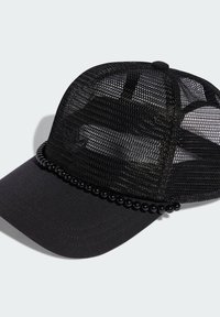Čierna šiltovka s priehľadnou sieťovinovou zadnou časťou a pevnou prednou časťou. Ozdobená pásikom s korálkami a vyšitým logom. Klasický zakrivený tvar šiltu.
