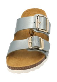 Sandali in faux leather azzurro chiaro con due fibbie regolabili, plantar morbido color tan e suola bianca testurizzata. Adatti per l'estate.