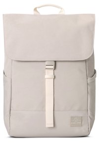 Világosszürke hátizsák hajtókával, állítható pánttal és oldalzsebekkel; texturált anyagból készült, logó folttal díszítve.
