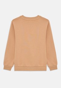 Beige hosszú ujjú kerek nyakú pulóver bordázott mandzsettákkal és hem egészsén, hátulról mutatva, fehér háttér előtt.