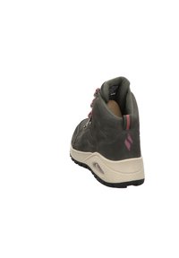 Zapato de senderismo gris con parte superior de ante, cordones rosas y tobillo acolchado. Presenta una entresuela blanca con una suela exterior de goma negra texturizada.