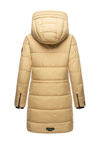 Una larga chaqueta acolchada color canela con capucha, que presenta secciones acolchadas, bolsillos laterales con cremallera y una etiqueta de logo negra cerca del dobladillo.