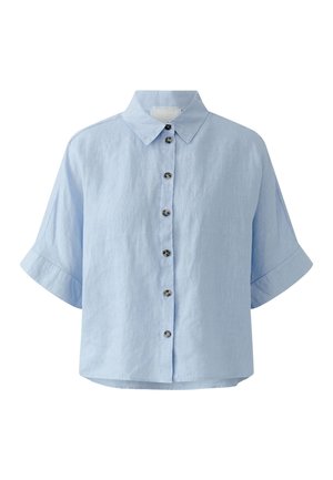 Chemise bleu clair à manches courtes avec col et six boutons foncés sur le devant, confectionnée dans un tissu doux et texturé.