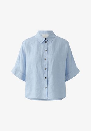 Chemise bleu clair à manches courtes avec col et six boutons foncés sur le devant, confectionnée dans un tissu doux et texturé.