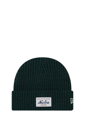 Cuffia a coste in maglia verde scuro con risvolto e toppa rettangolare bianca sul davanti con la scritta "New Era Since 1920".