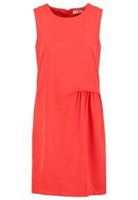 Robe corail vif sans manches longueur genou avec encolure ronde et détail froncé sur un côté sous la taille.