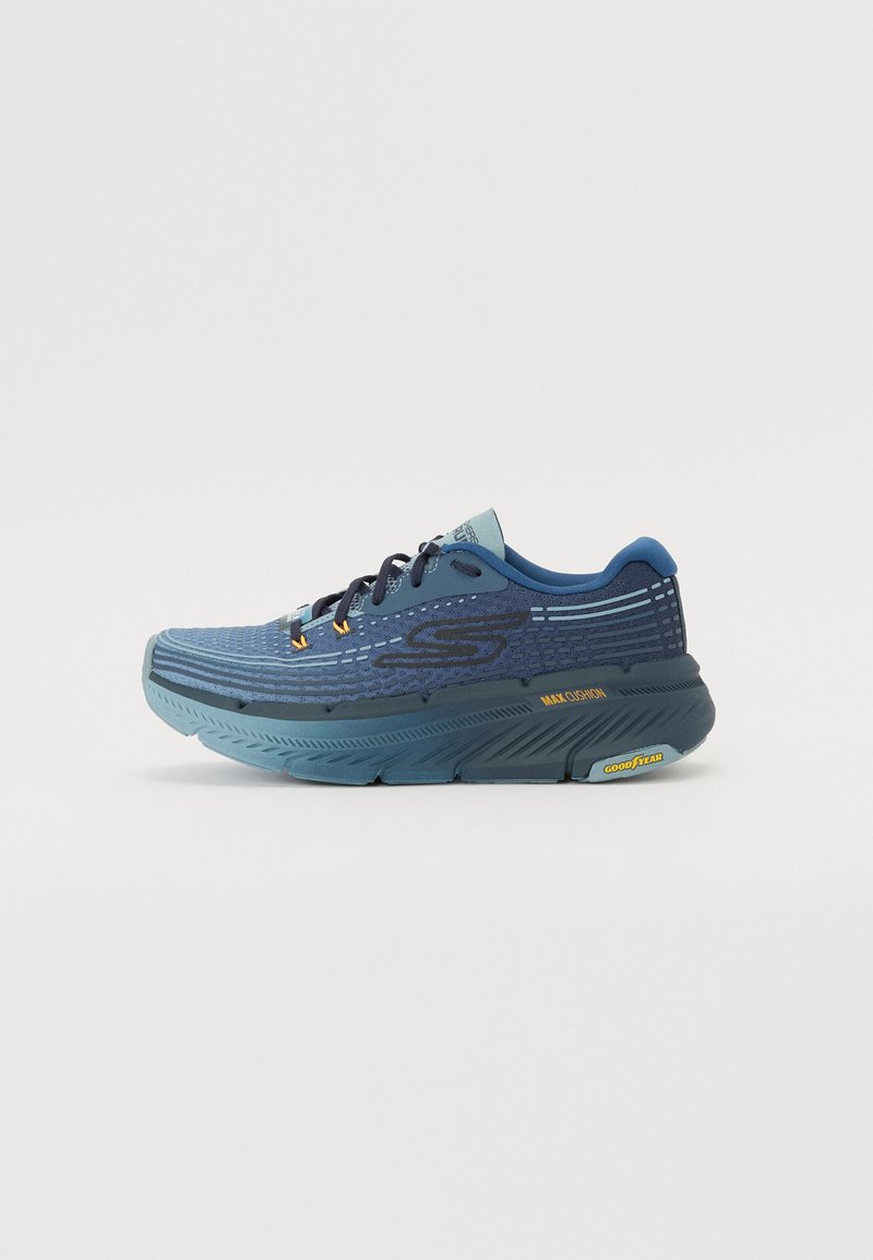 Zapatilla deportiva azul con parte superior de malla, diseño texturizado y suela acolchada. Presenta detalles de contraste y cordones para estabilidad y soporte.