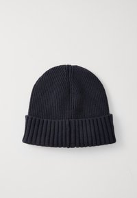 Gorro de punto azul oscuro con textura acanalada. Presenta un dobladillo enrollado y una corona sin costuras, fabricado con un material suave y elástico.