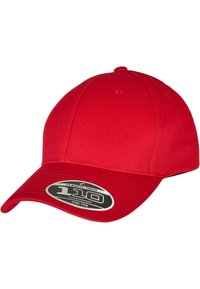 Rød baseballkasket lavet af stof med en struktureret design. Har en forkrummet skygge og et klistermærke med teksten "Flexfit Tech 110."