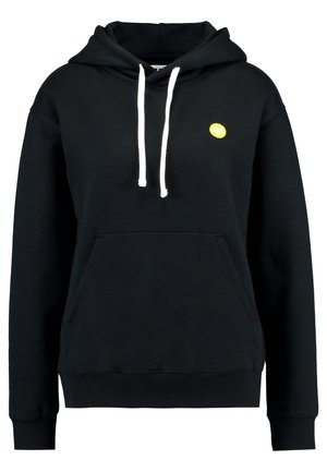 Musta huppari valkoisilla kiristysnaruilla, etupuolella kengurulokero ja vasemmassa rinnassa pieni keltainen pyöreä logo.