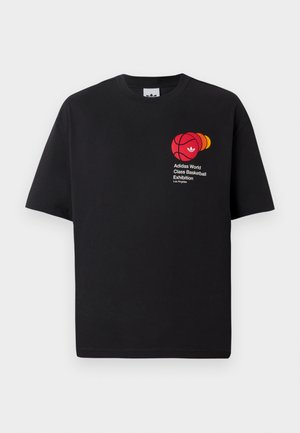 T-shirt en coton noir à col rond, à manches courtes, avec un graphique de basket-ball rouge et un texte indiquant "Exposition de Basket-ball Adidas de Classe Mondiale".