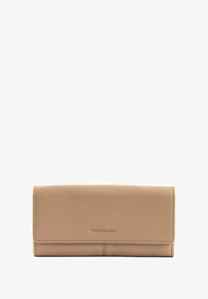 Portefeuille en cuir beige avec surface texturée, fermeture à rabat et logo embossé. Forme rectangulaire avec bords cousus pour plus de durabilité.