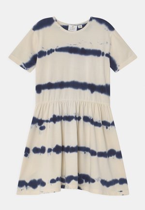 Kortærmet beige kjole med samlet talje og horisontale navyblå batikstriber på stoffet.
