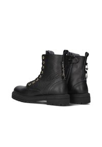 Bottines en cuir noir avec une finition texturée, œillets dorés et fermeture éclair sur le côté. Dotées d'une semelle épaisse pour une meilleure traction.