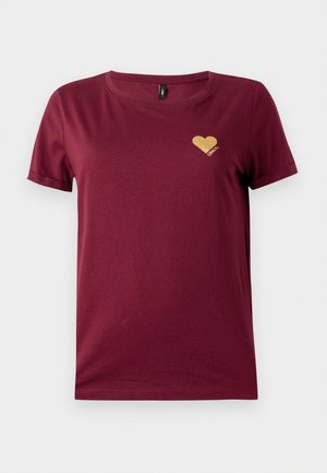 Tricou din bumbac burgund cu guler rotund și mâneci scurte. Pe partea stângă a pieptului se află un logo în formă de inimă din sclipici aurie.