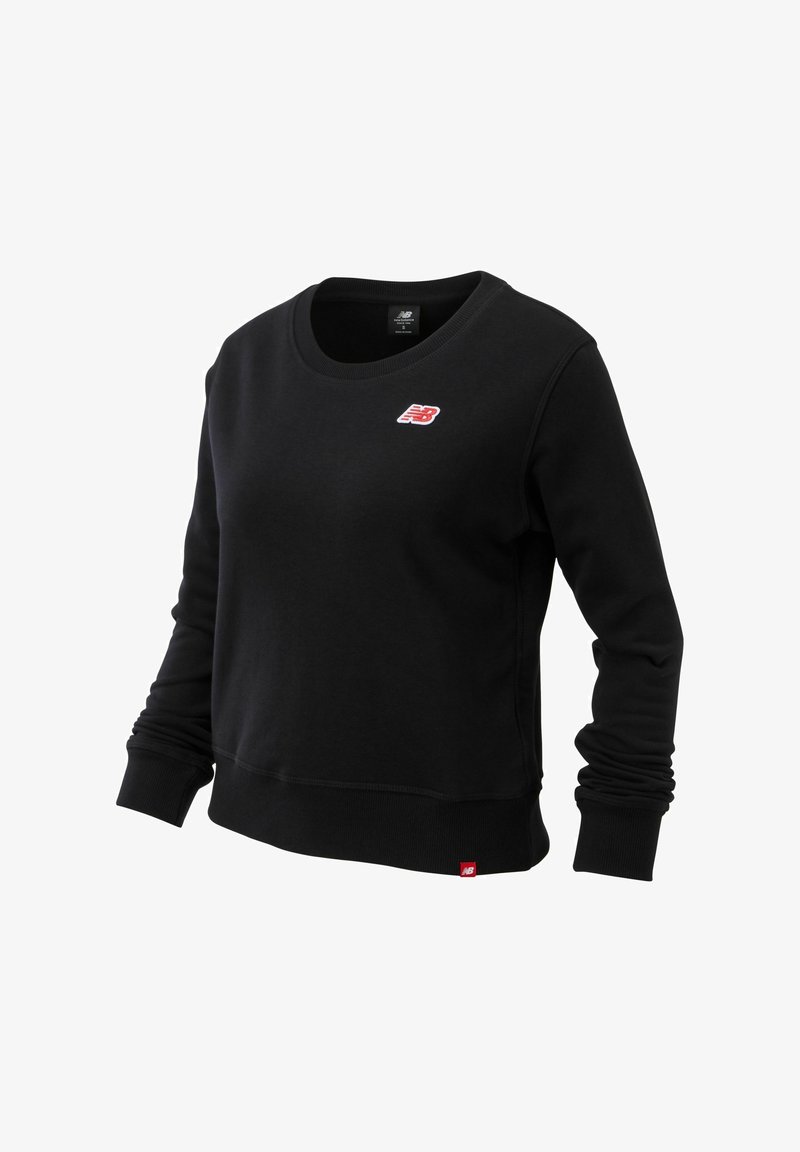 Sudadera negra hecha de tela suave, con escote redondo, mangas largas y un logo rojo bordado en el pecho con puños acanalados.