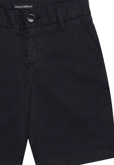 Shorts in cotone nero con chiusura a bottone, tasche laterali e una texture liscia. Include un'etichetta con il marchio sulla vita.