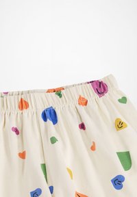 Gonna con cintura elastica, tessuto crema con motivi di cuori multicolori, caratterizzata da forme giocose in blu, arancione, verde e rosa.