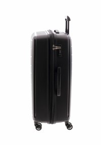 Maleta rígida negra con una superficie texturizada, doble cremallera, asa lateral, trolley retráctil y cuatro ruedas giratorias para mayor movilidad.