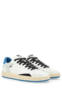 Sneakers bianchi con lacci neri, dettagli in camoscio e una linguetta sul tallone blu. Presentano una punta bianca testurizzata e una suola in gomma beige.