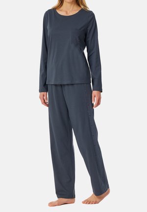Marinblå långärmad pyjamasuppsättning i mjukt tyg. Toppen har en strukturerad ficka; byxorna har knappar som accent vid sidorna.
