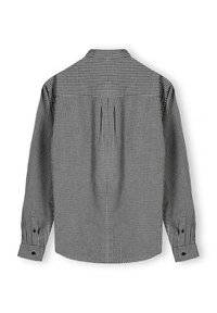 Czarnobiała koszula z długim rękawem w kratę, z plisą na plecach, kołnierzykiem w szpic, mankietami na guziki i zaokrąglonym dołem. Miękka tekstura materiału.