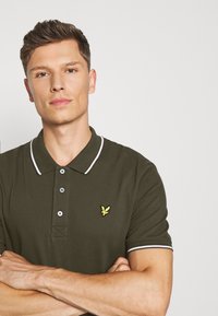 Lyle & Scott TIPPED - Polo - olive/white