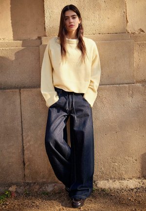 Bershka, WITH HEM - Striktrøje - yellow
