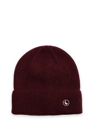 Gorro de punto rojo oscuro con ala doblada y un pequeño logo blanco circular en el lado frontal del ala.