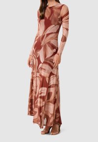 Maxi šaty v rust barevném a růžovém květinovém potisku. Dlouhé rukávy, přiléhavý korzet, splývavá sukně. Měkká, strukturovaná tkanina s živými vzory.