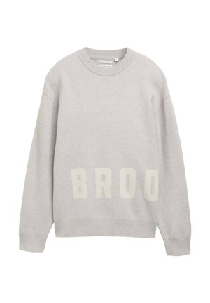 Hellgrauer Pullover mit Rundhalsausschnitt, langen Ärmeln sowie gerippten Bündchen, Saum und Ausschnitt, mit großen verblassten Buchstaben "BROO" auf der Vorderseite.