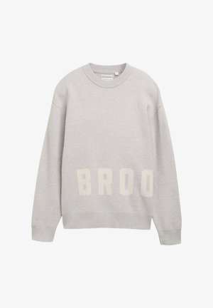 Lichtgrijze trui met ronde hals en lange mouwen, met geribde boorden bij de mouwen, zoom en hals, met grote vervaagde letters "BROO" aan de voorkant.