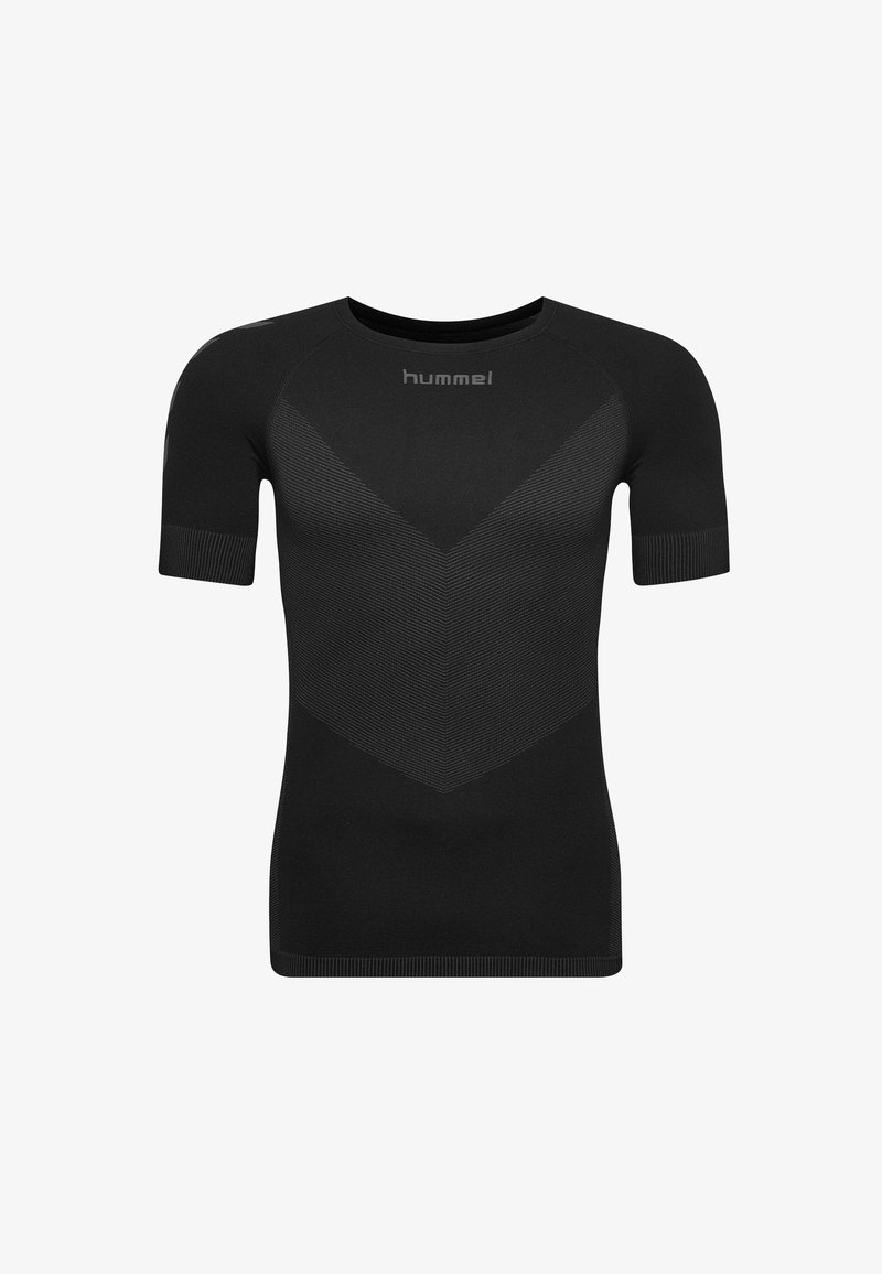 Camiseta atlética de manga corta negra con un diseño ajustado, que presenta un patrón de diamantes texturizados y el nombre de la marca "hummel" en la parte frontal.