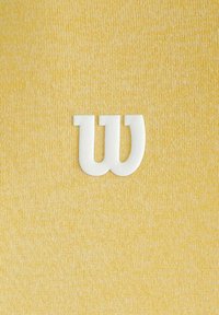 Geel stof met een gestructureerde afwerking heeft een wit, verhoogd "w" logo dat prominent in het midden is weergegeven.