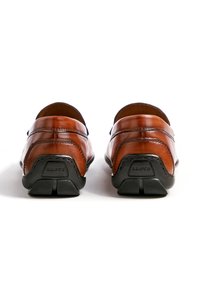 Braune Leder-Loafers mit glatter Oberfläche, rundem Zehenbereich und kontrastierenden schwarzen Gummisohlen. Verfügen über dezente Nähte und Branding an der Ferse.