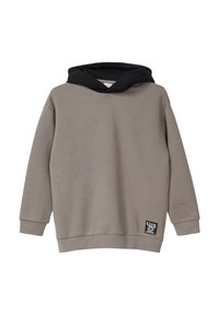 Długo rękawowy kapturek w kolorze taupe z czarną podszewką kaptura, ściągaczami przy rękawach i dolnym brzegu oraz małą czarną łaty z białym napisem blisko dolnego brzegu.