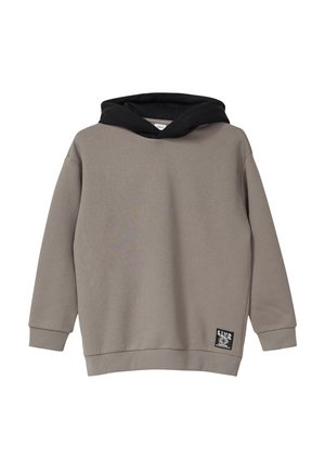 Langärmliger taubfarbener Hoodie mit schwarzem Innenfutter in der Kapuze, gerippten Bündchen und Saum sowie einem kleinen schwarzen Patch mit weißem Text nahe dem unteren Saum.