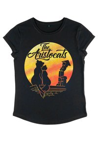 Sort T-shirt med et grafisk design af to silhouetter af katte mod en gul og orange cirkulær baggrund med teksten "The Aristocats".