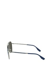 Metalowe okulary przeciwsłoneczne z błyszczącą srebrną oprawą, ciemnymi szkłami i granatowymi plastikowymi zausznikami, charakteryzujące się smukłym, nowoczesnym wzornictwem.