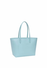 Sac fourre-tout bleu clair avec une texture en cuir lisse, de forme rectangulaire et deux longues anses plates. Présente un design minimaliste et une poche latérale.