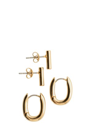 Deux paires de boucles d'oreilles dorées, une paire de petites barres avec tiges, une paire de petits anneaux arrondis avec fermoir à charnière, présentées sur fond blanc.