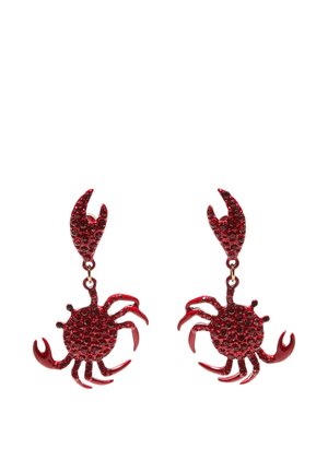 Czerwone kolczyki wiszące w kształcie kraba, zdobione małymi okrągłymi kamieniami szlachetnymi, z pazurami i nogami w stylizowanym wzorze.